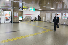 4.右側にエスカレーターがあるので下る