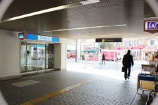 5.エスカレーターを降りると池田銀行があり、右折する
