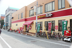 7.ガストの左隣のビルが診療所です