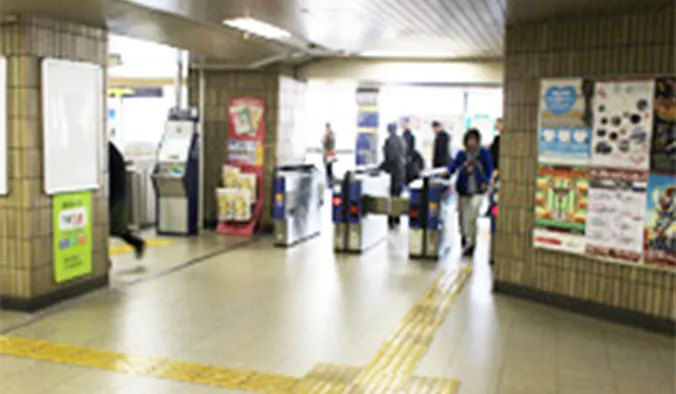阪急宝塚線「池田駅」で下車し、改札口を出て右折します。