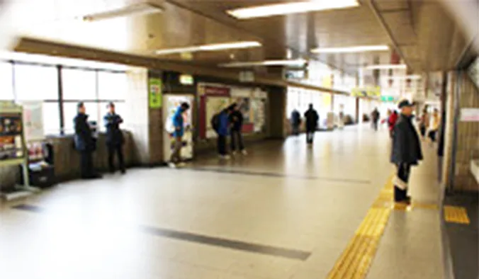 改札口を出て右折し、直進します。