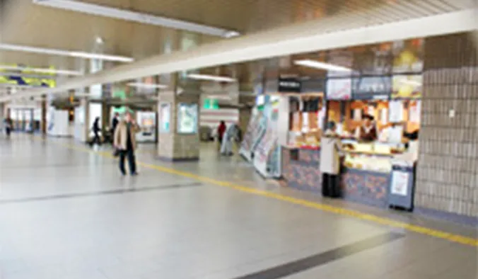 お菓子屋さんの前を通り過ぎます。