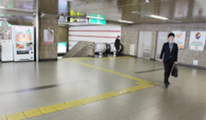 右側にあるエスカレーターで下に降ります。