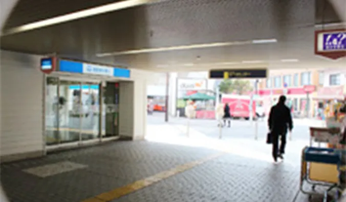 エスカレーターを降りたら、池田銀行を左手に右折します。