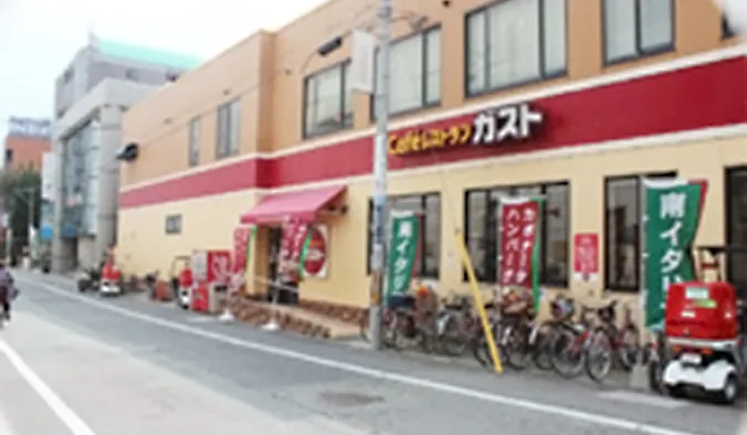 ガストの左隣のビルを目指します。